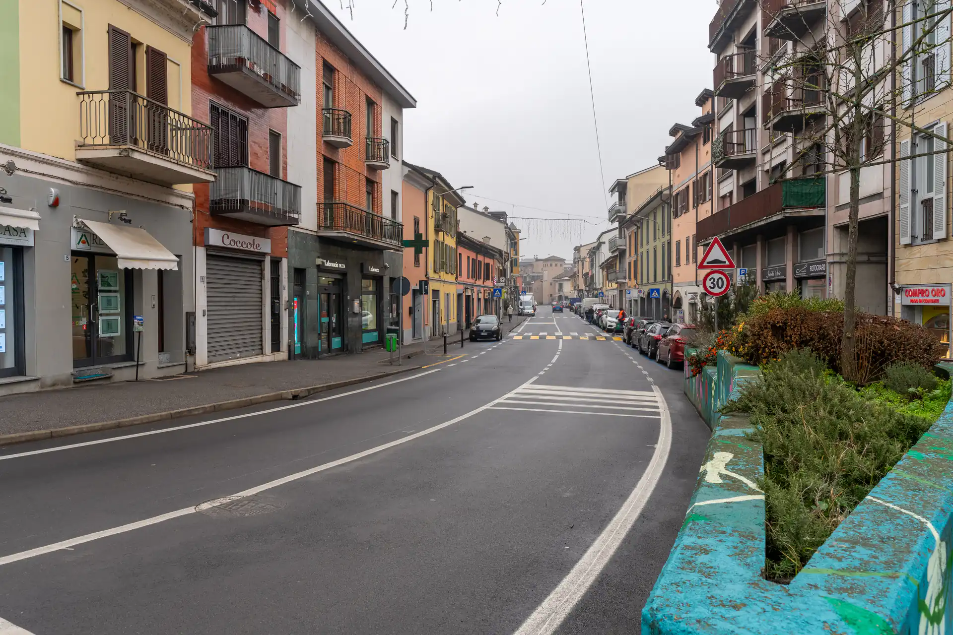 Via principale del centro di Melegnano con bar e ristoranti